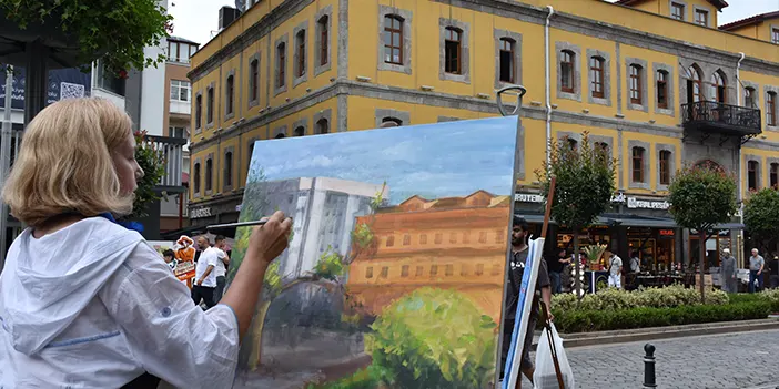 Trabzon'da bir araya gelen 14 ülkenin sanatçıları barışın resmini yaptı