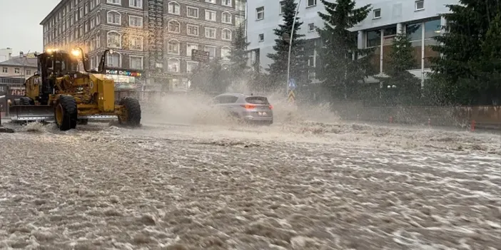 Erzurum'da şiddetli yağış etkili oldu! Yollar göle döndü 