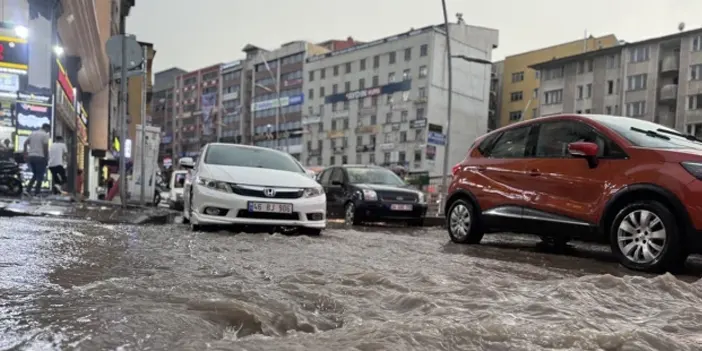 Erzurum'da şiddetli yağış etkili oldu! Yollar göle döndü 