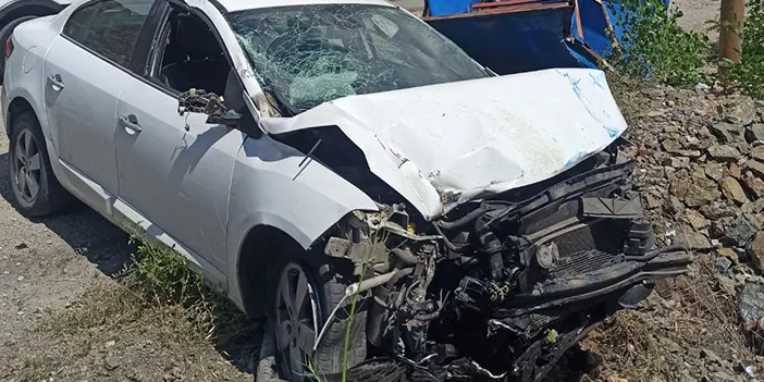 Trabzon-Gümüşhane yolunda korkutan kaza! Otomobil otobüs durağına daldı