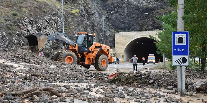 Gümüşhane'de sağanak etkili oldu! Trabzon yolu ulaşıma kapandı