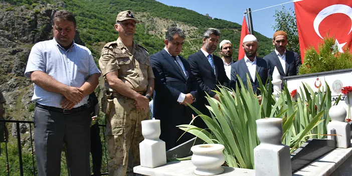 Şehit öğretmen Gümüşhane'de kabri başında anıldı