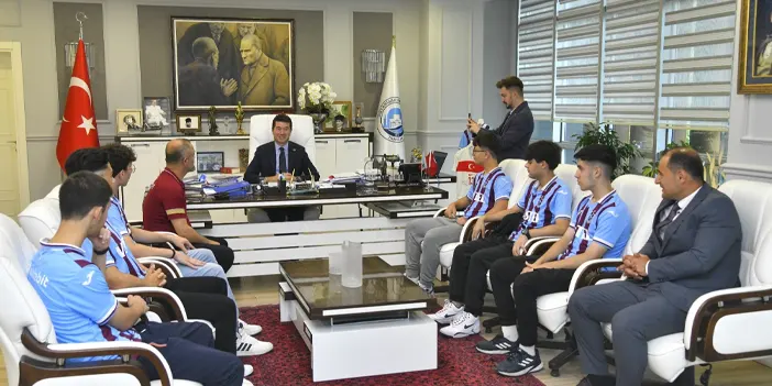 Trabzonlu şampiyon sporcu madalyasını Başkan Kaya'ya hediye etti! 