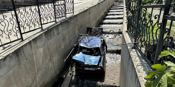 Artvin'de otomobil dereye düştü! 2 yaralı 