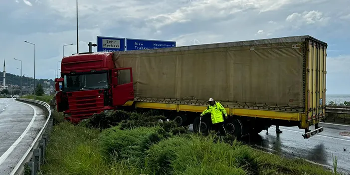 Rize'de yoldan çıkan tır refüje çarptı! Sürücü yaralandı 