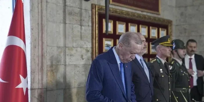 Cumhurbaşkanı Erdoğan Anıtkabir'de: "Aziz Atatürk, krizlerin arttığı bir dönemde bir kez daha huzurunuzdayız"