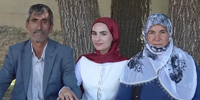 YKS çıkışında babası çiçekle karşılamıştı! Çimen hayalindeki bölüme yerleşti