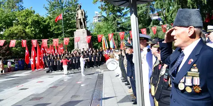 ataturkun-trabzona-gelisi-cosku-icinde-kutlandi