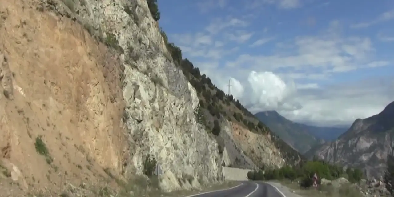 artvinde-kayalar-cikariliyor