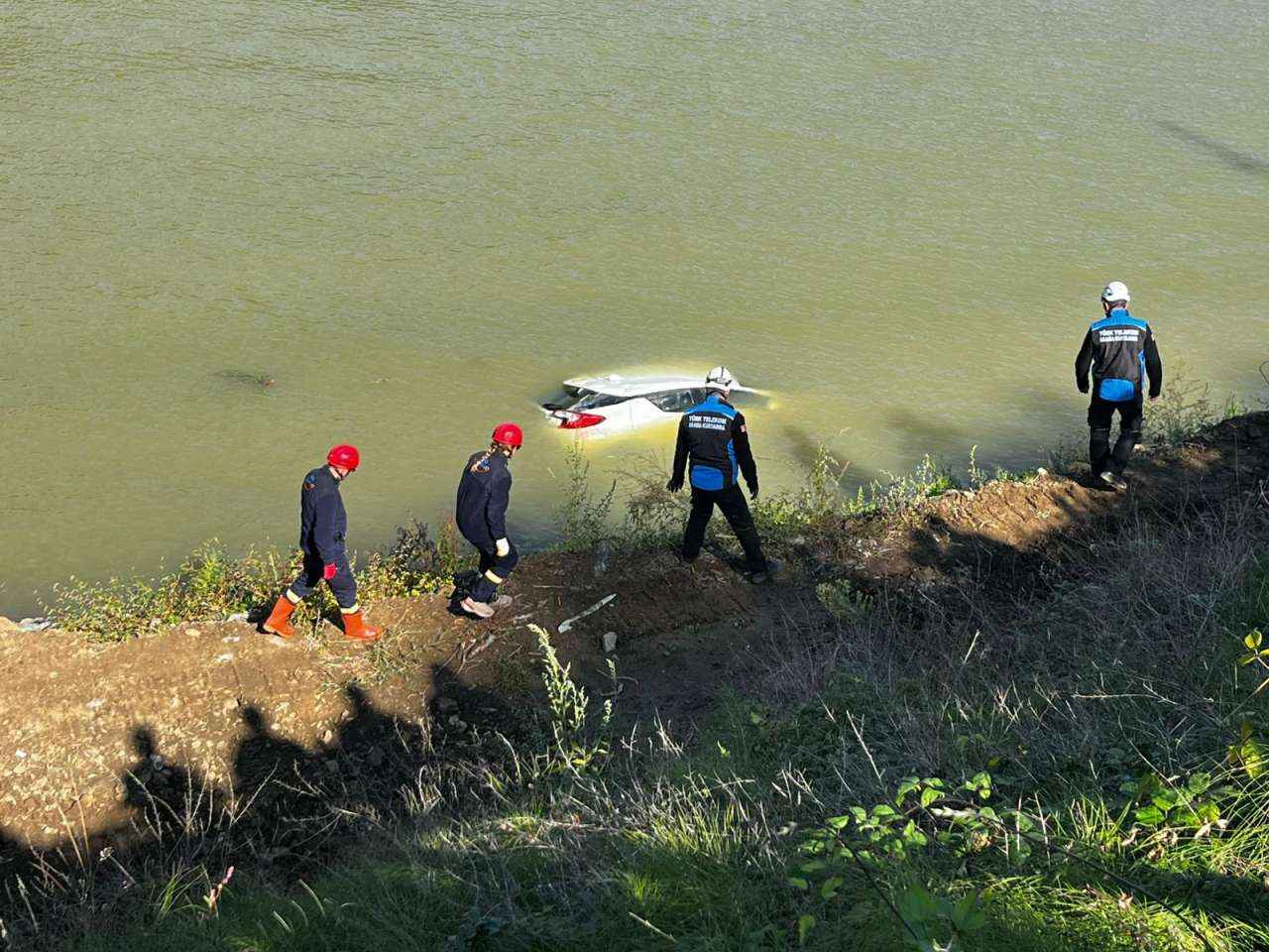 trabzonda-nefes-kesen-goruntuler-adada-mahsur-kalanlar-boyle-kurtarildi