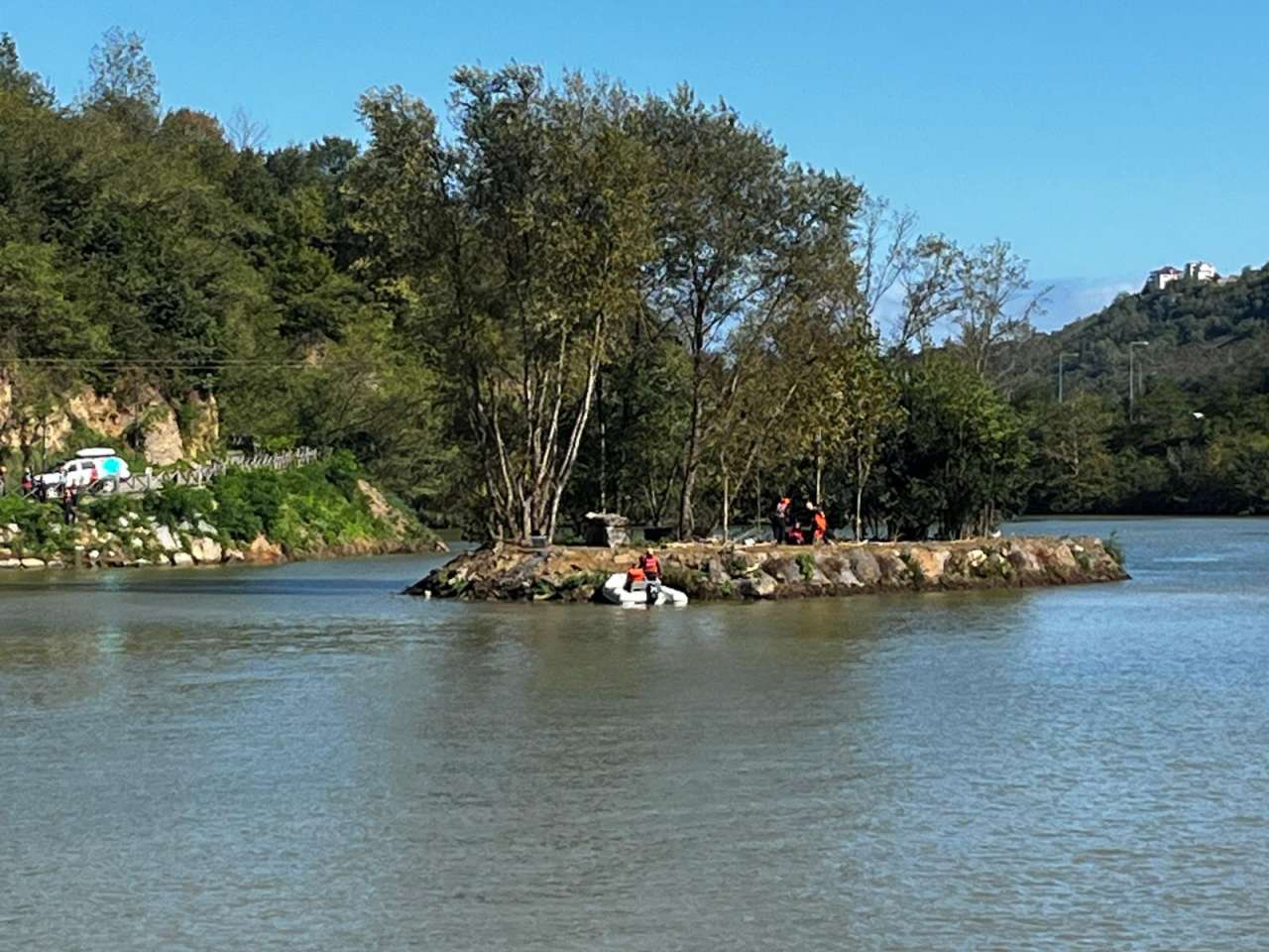 trabzonda-nefes-kesen-goruntuler-adada-mahsur-kalanlar-boyle-kurtarildi