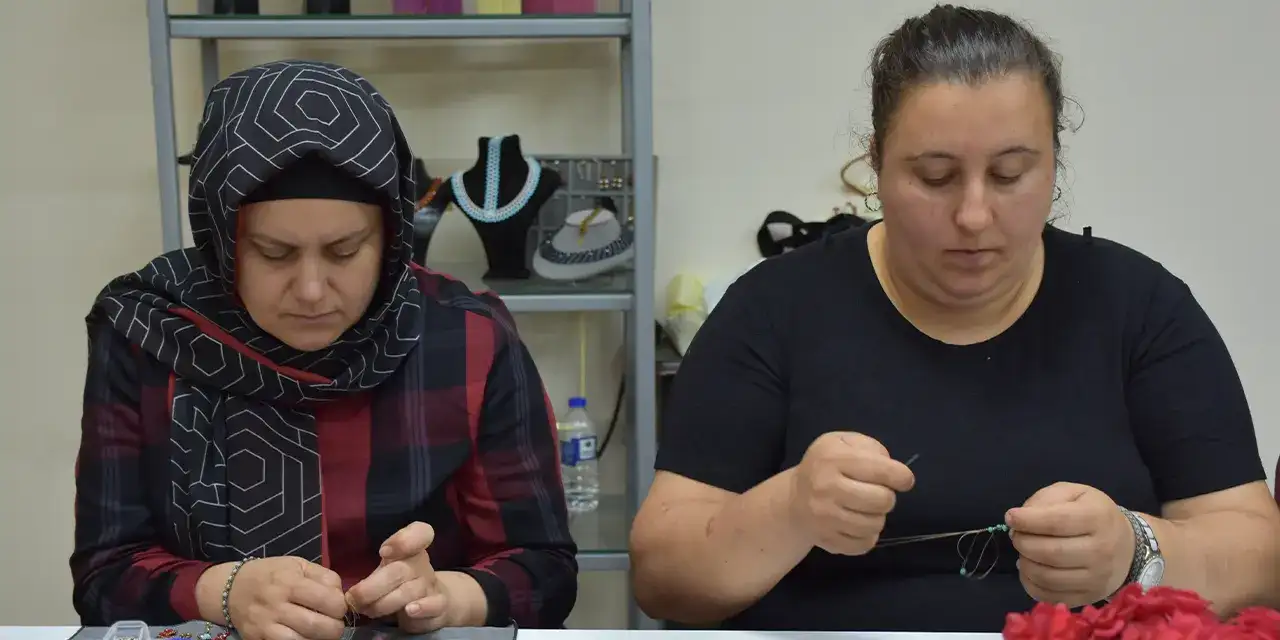 trabzonda-ozel-gereksinimli-bireylerin-anneleri-taki-tasarimini-ogreniyor