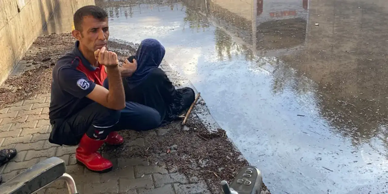 egnelli-kadin-sel-sularinin-altinda-kaldidd