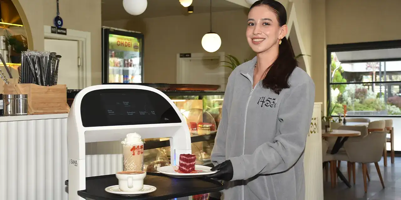 gumushanede-kafedeki-robot-ilgi-cekiyor