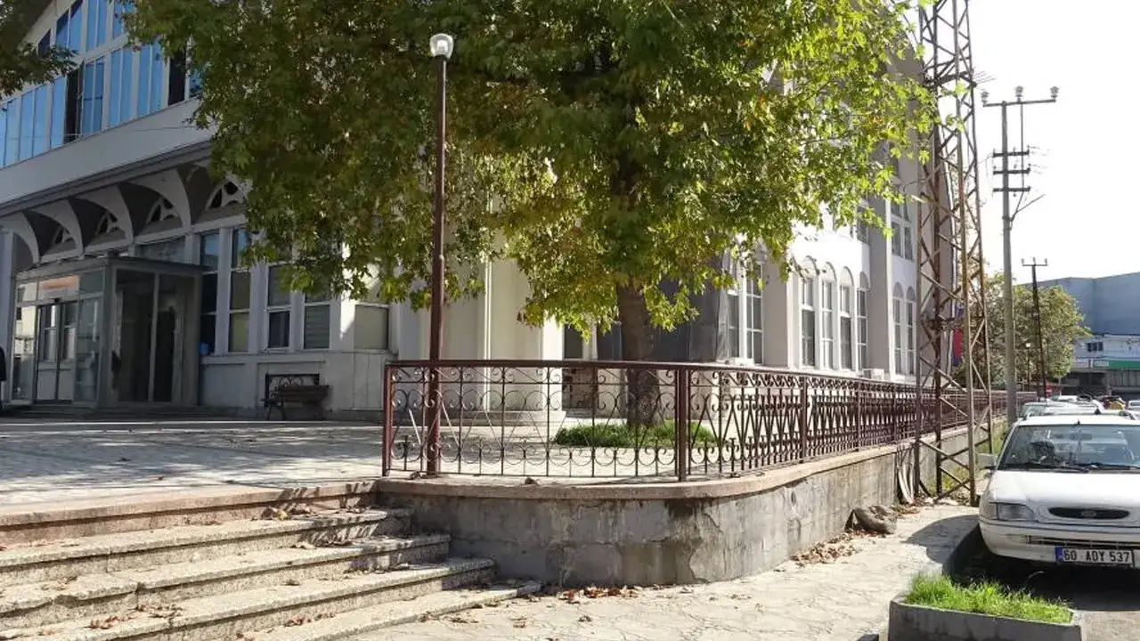 samsunda-kaldirimlar-yayalarin-degil-direklerin