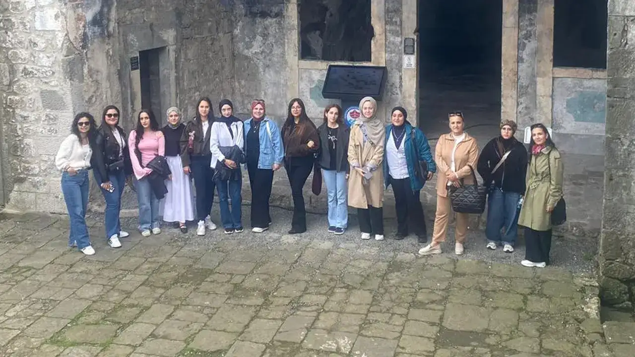 trabzona-gelen-ogrenciler-sehri-kesfetti