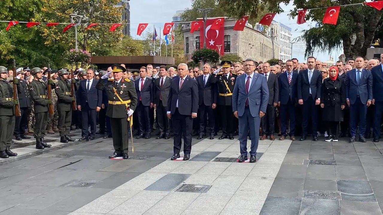 trabzonda-cumhuriyete-saygi-durusu