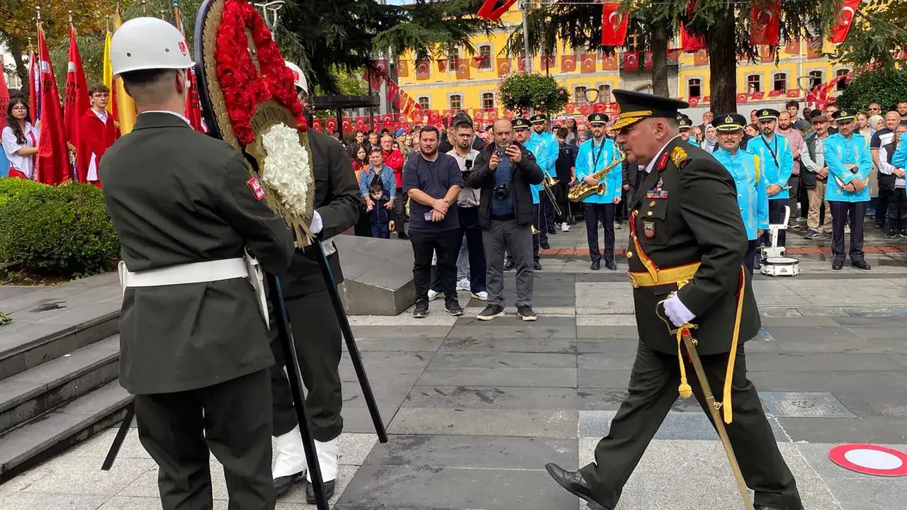 trabzonda-cumhuriyete-saygi-durusu