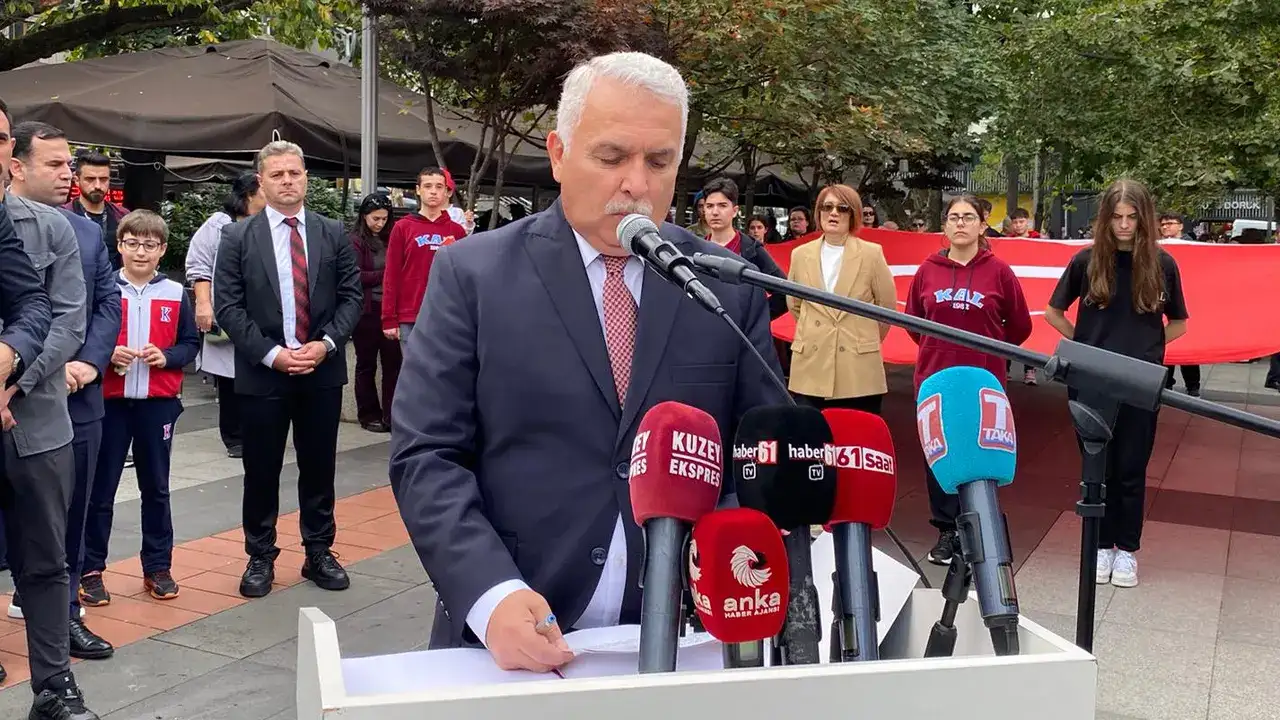 trabzonda-cumhuriyete-saygi-durusu