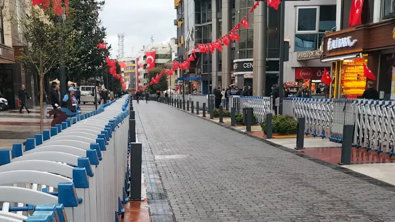 trabzonda-cumhuriyet-bayrami-coskusu-icin-sokaklar-hazirlaniyor