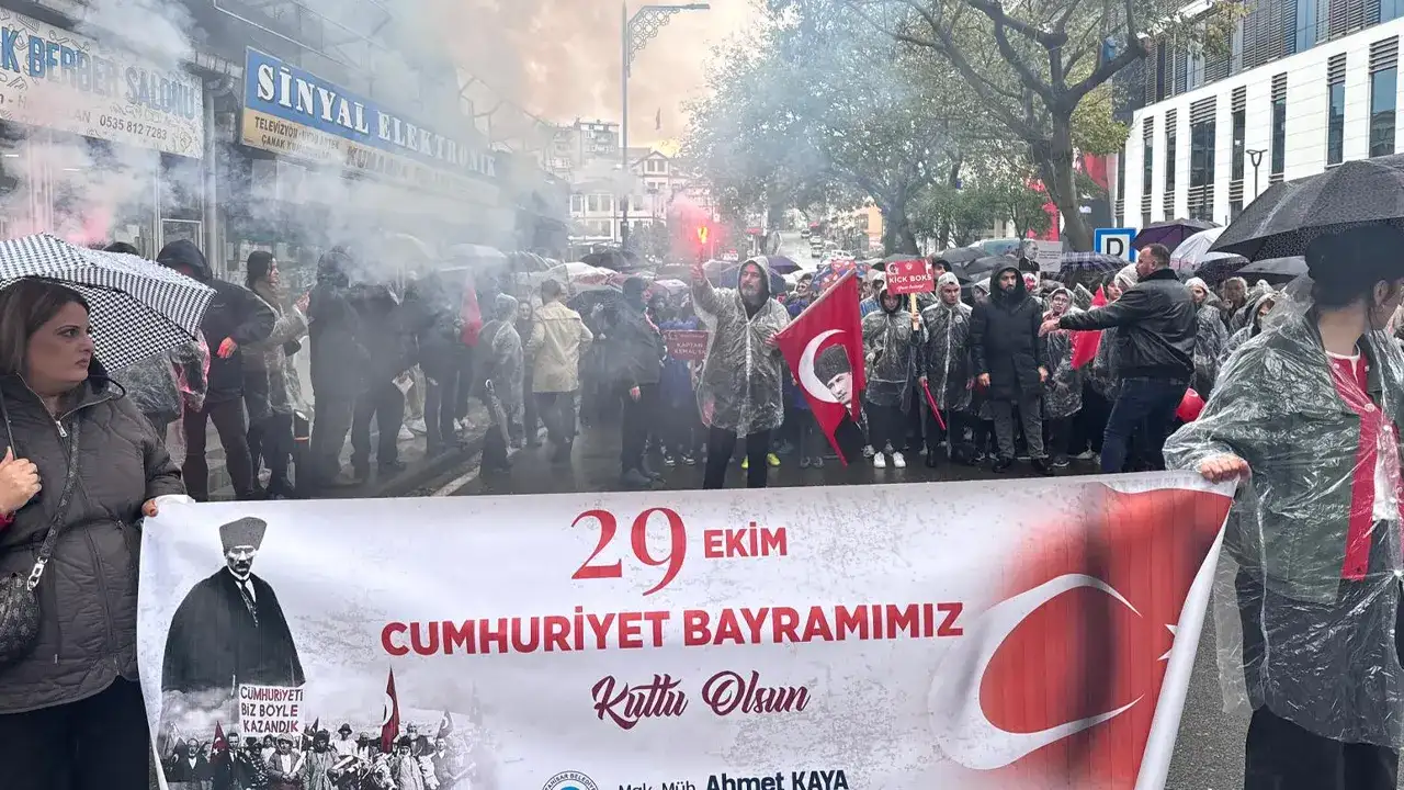 trabzonda-yuzlerce-kisi-cumhuriyet-icin-yurudu