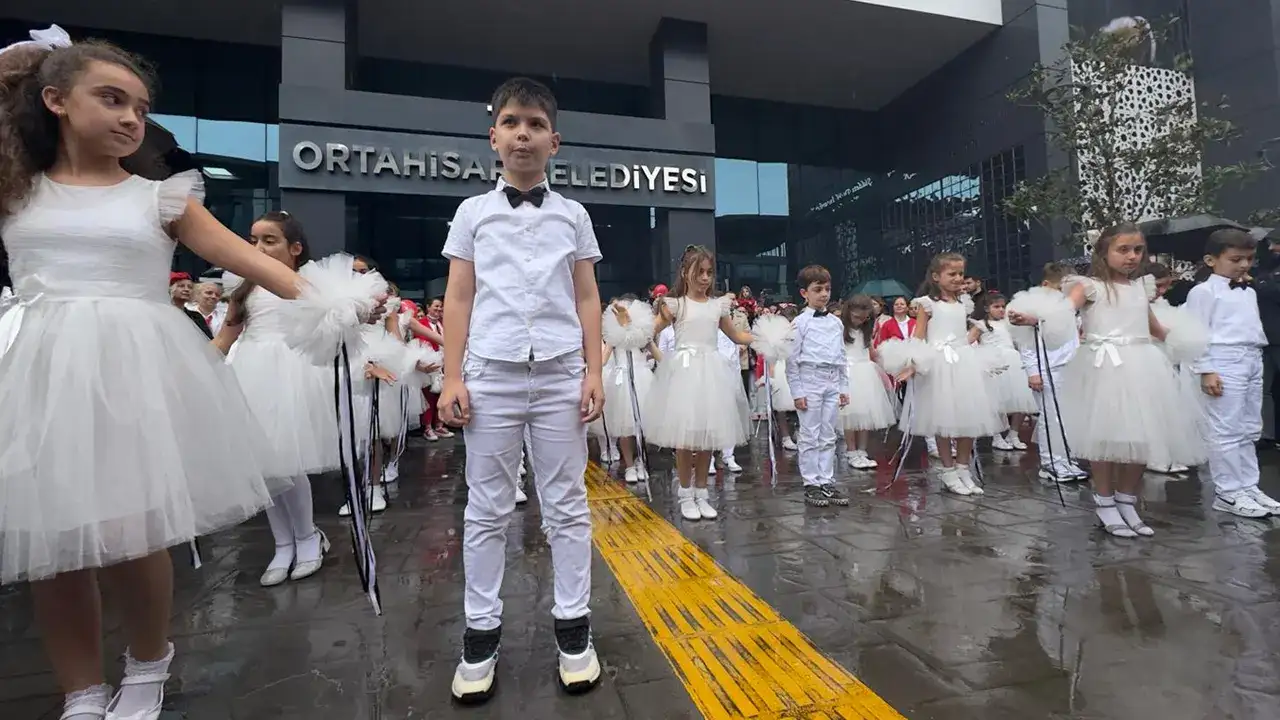 trabzonda-yuzlerce-kisi-cumhuriyet-icin-yurudu