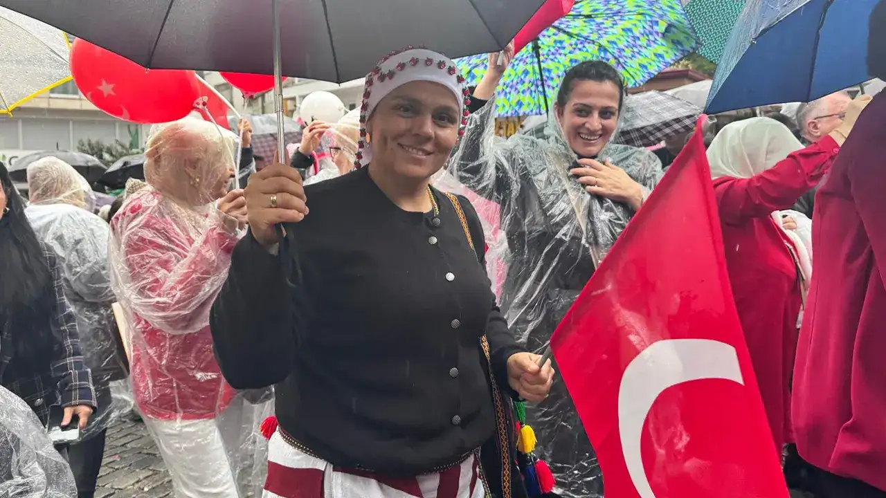 trabzonda-yuzlerce-kisi-cumhuriyet-icin-yurudu