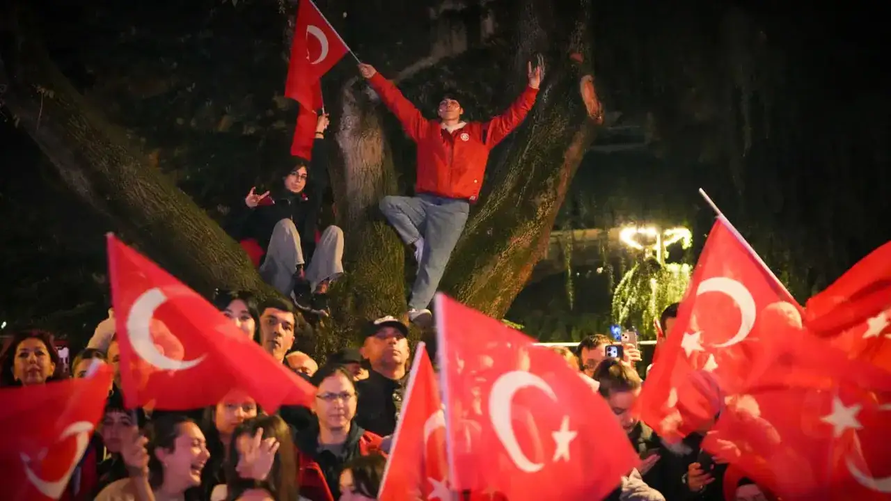 trabzon-meydani-kirmizi-beyaza-burundu