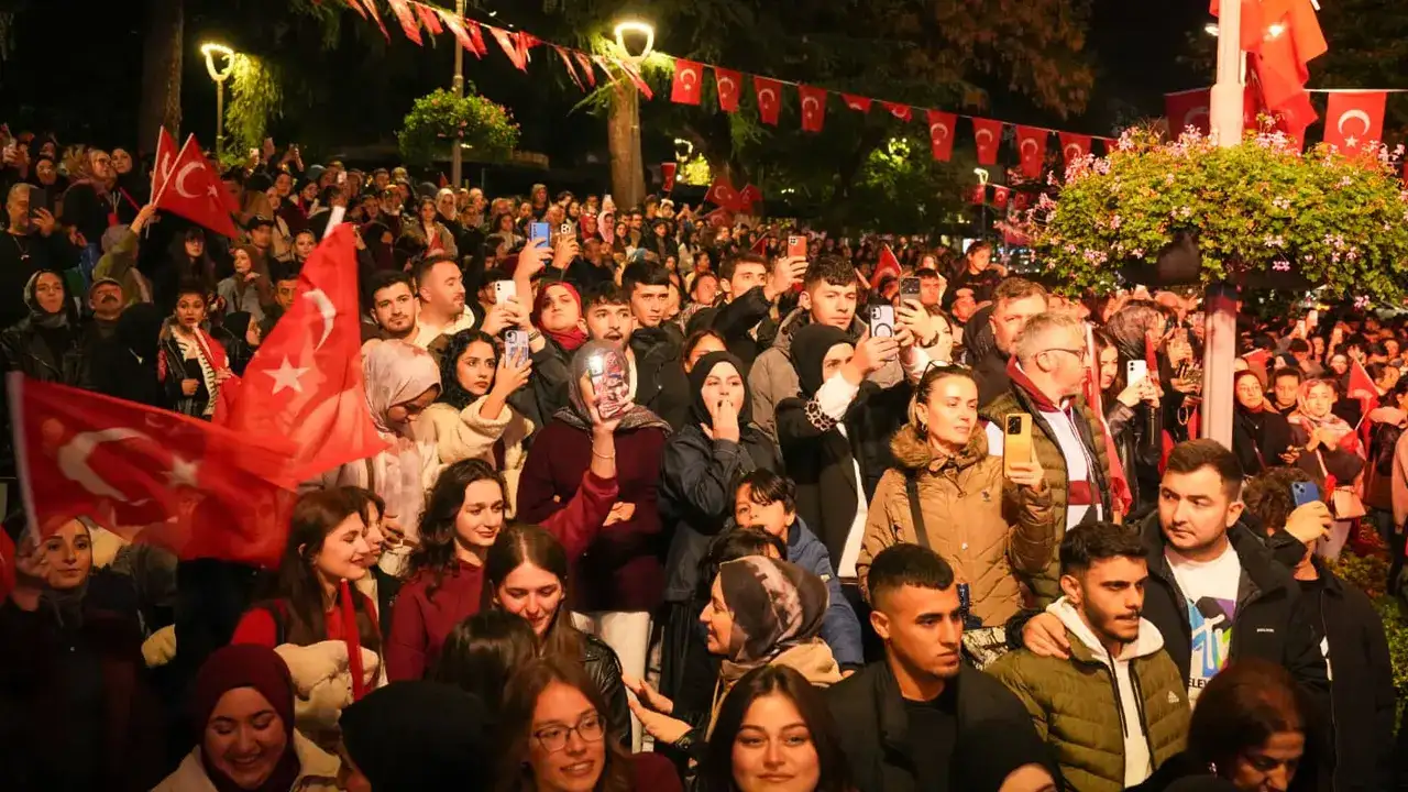 trabzon-meydani-kirmizi-beyaza-burundu
