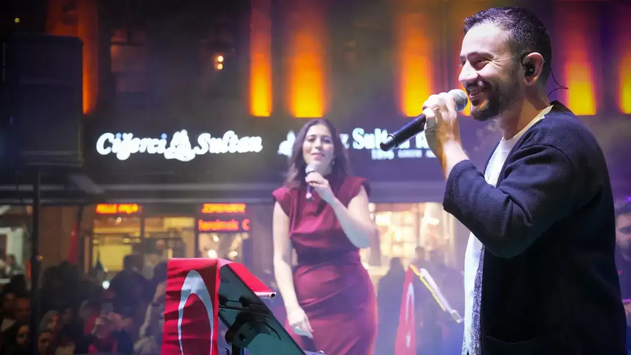 trabzon-meydani-kirmizi-beyaza-burundu