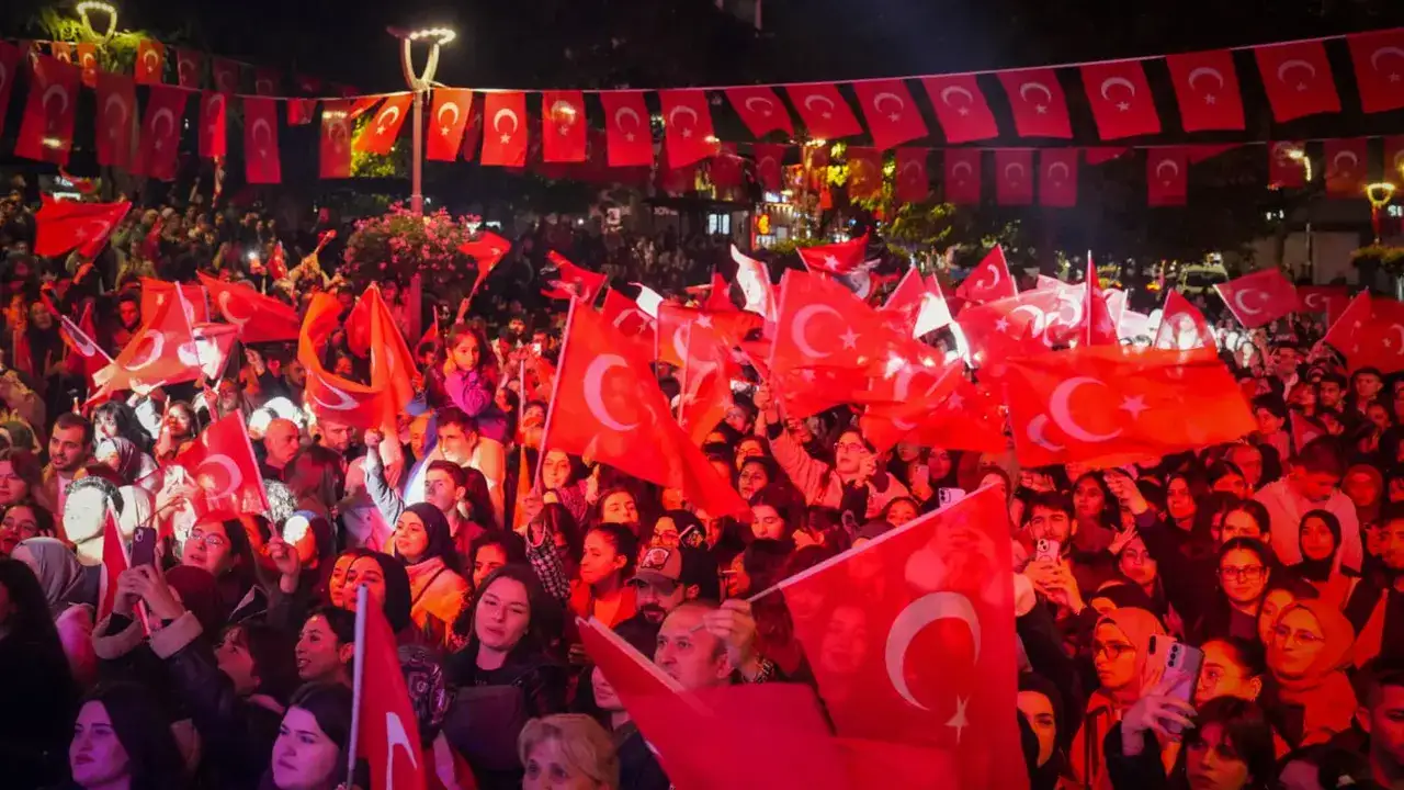 trabzon-meydani-kirmizi-beyaza-burundu