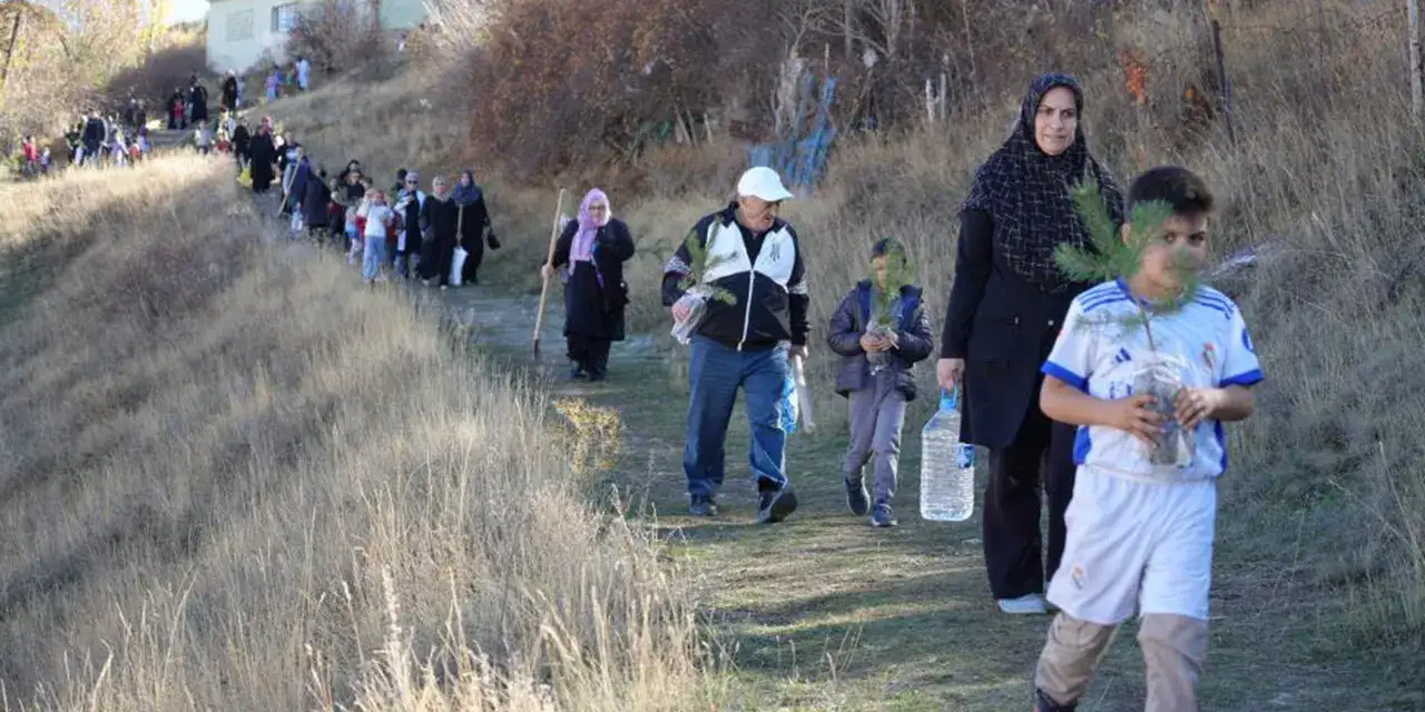 bayburtta-ogrencilerden-fidan-dikimi