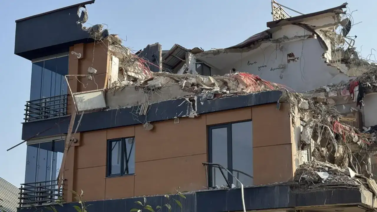 orduda-tehlike-sacan-bina-yikiliyor