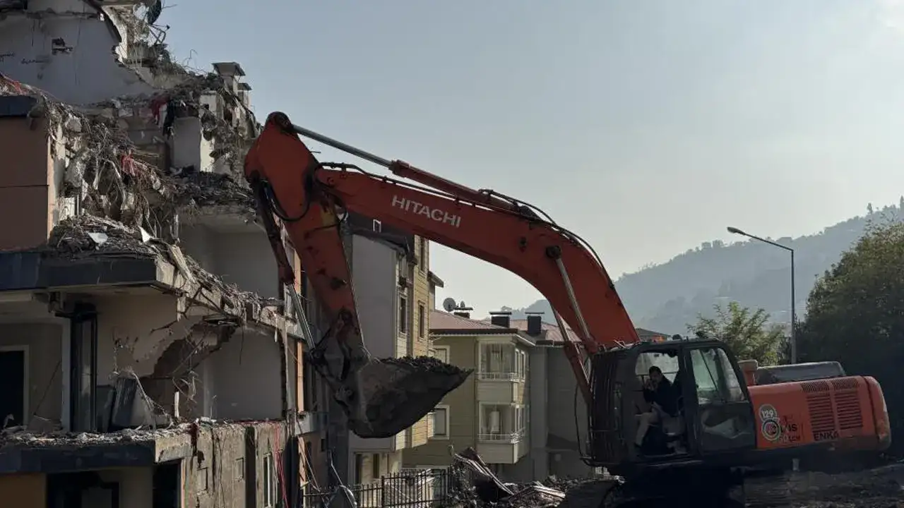orduda-tehlike-sacan-bina-yikiliyor