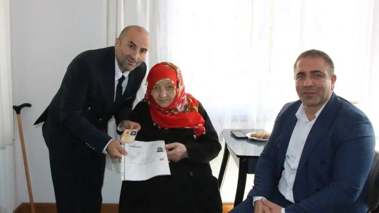 Trabzon'da 102 yaşında yeni kimliğine kavuştu | Trabzon Haber - Haber61