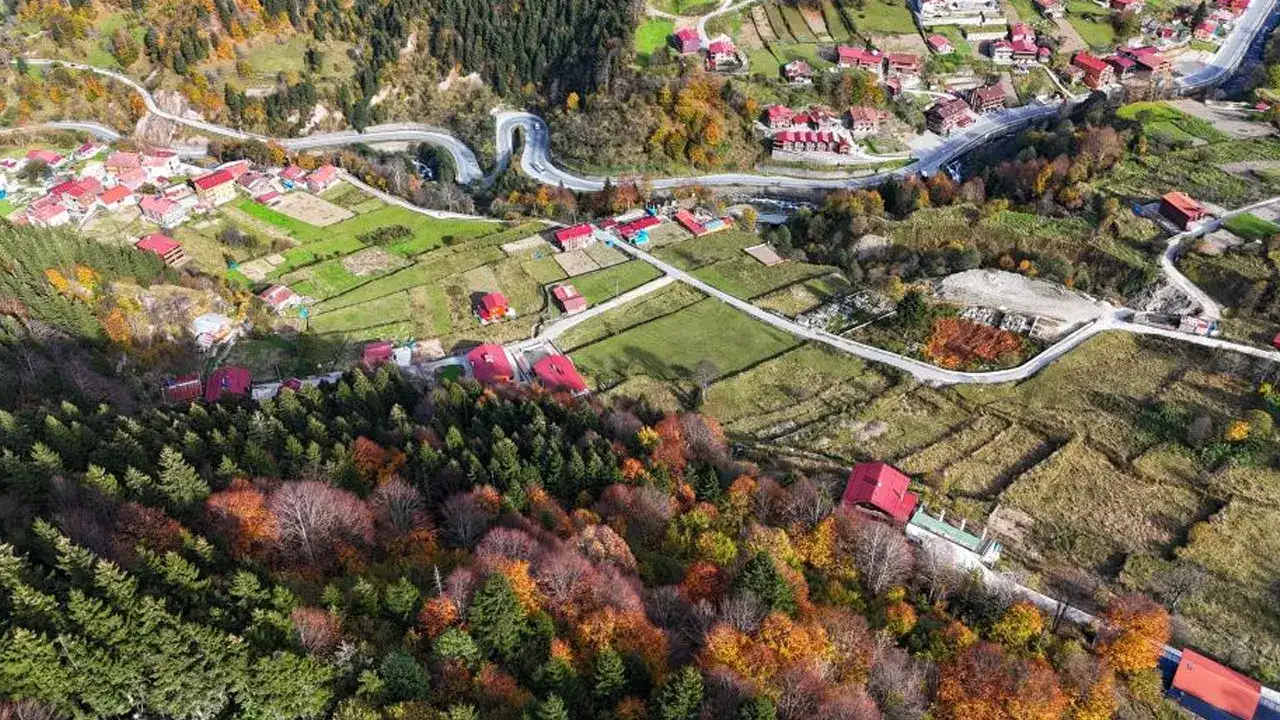 trabzonun-incisi-uzungolde-sonbahar-renkleri-gorenleri-hayran-birakiyor