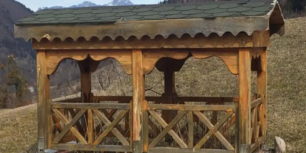 artvinde-babasinin-mezari-icin-cardak-yaptirdi