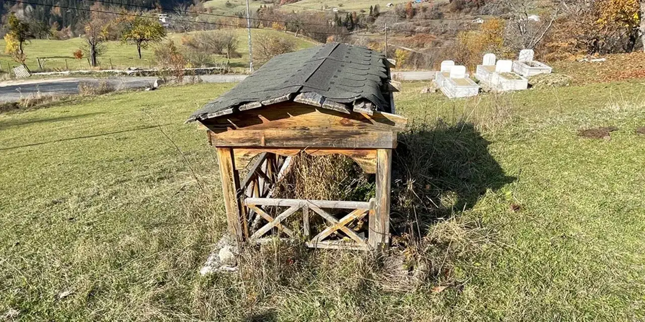 artvinde-mezar-yaptrdi-babasi-icin