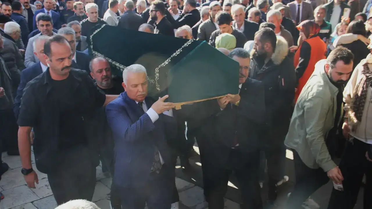 gazeteci-ozgur-ozdemirin-babasi-hasan-ozdemir-son-yolculuguna-ugurlandi