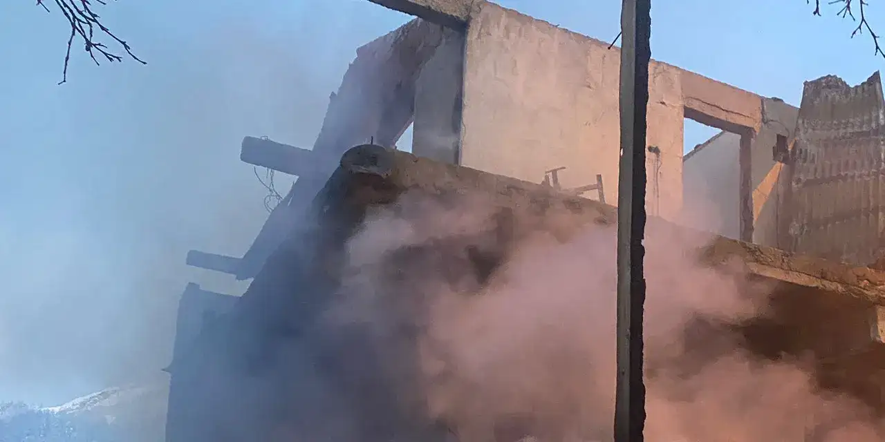 yanan-ev-kullanilamaz-hale-geldi