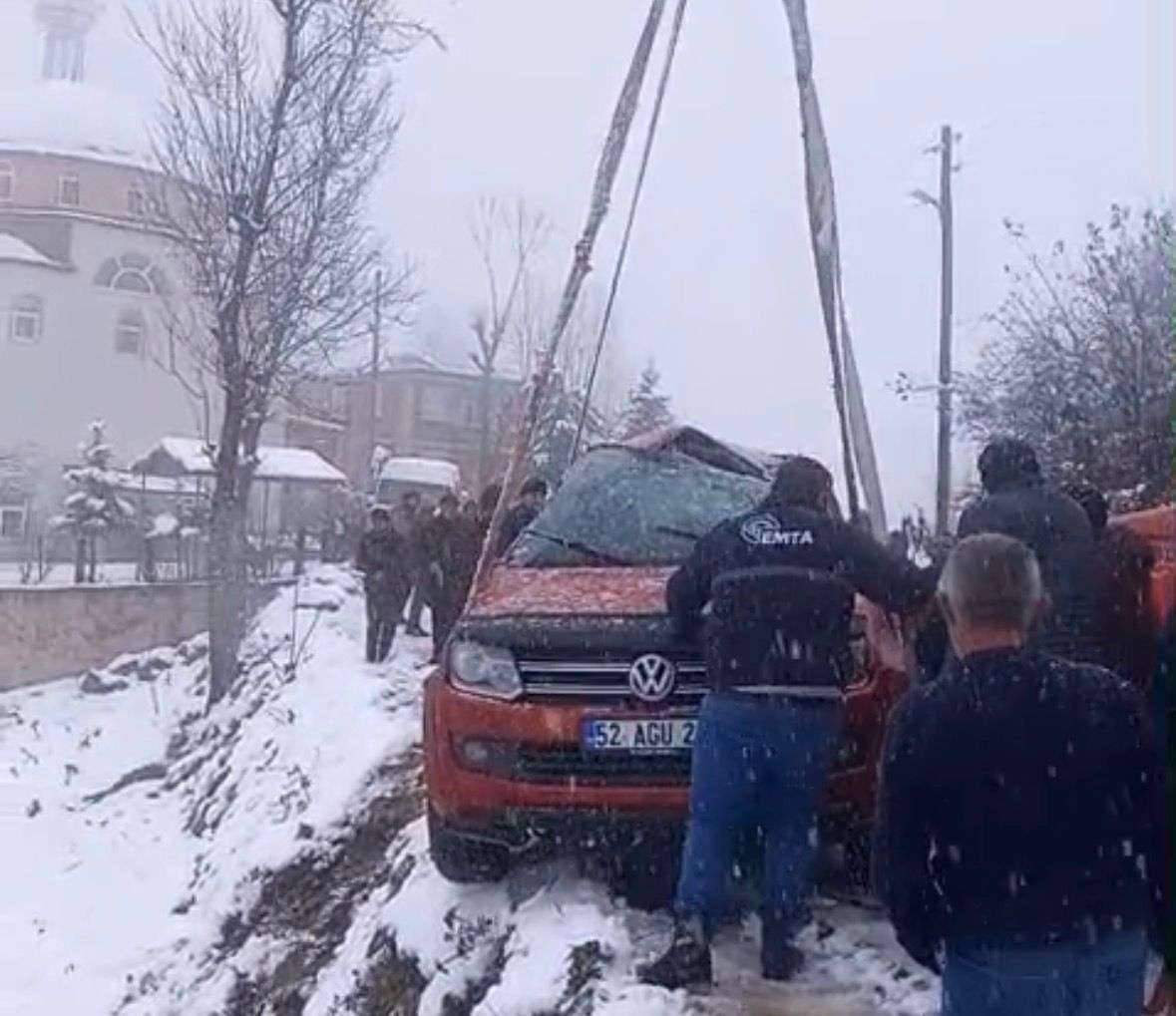 orduda-kamyonet-karla-kapli-yolda-saram-1066412-316462