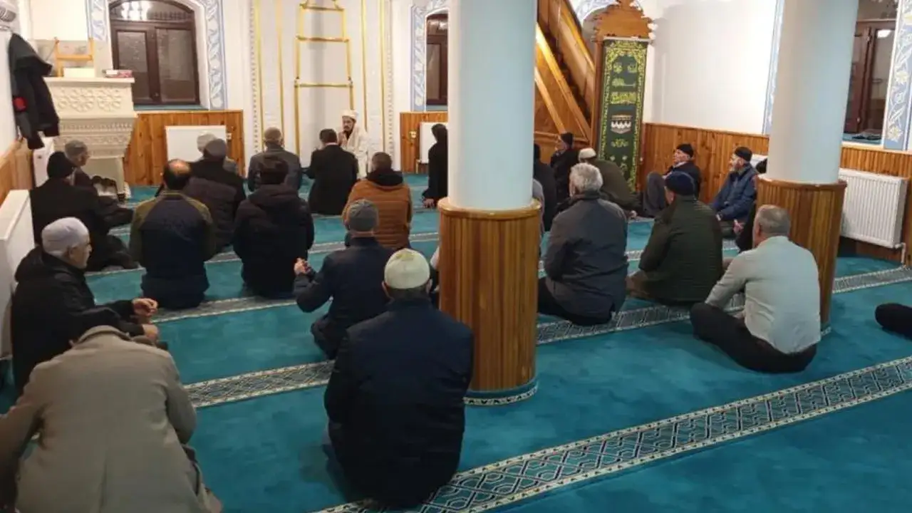 bayburtta-imamlar-lokma-dagitti