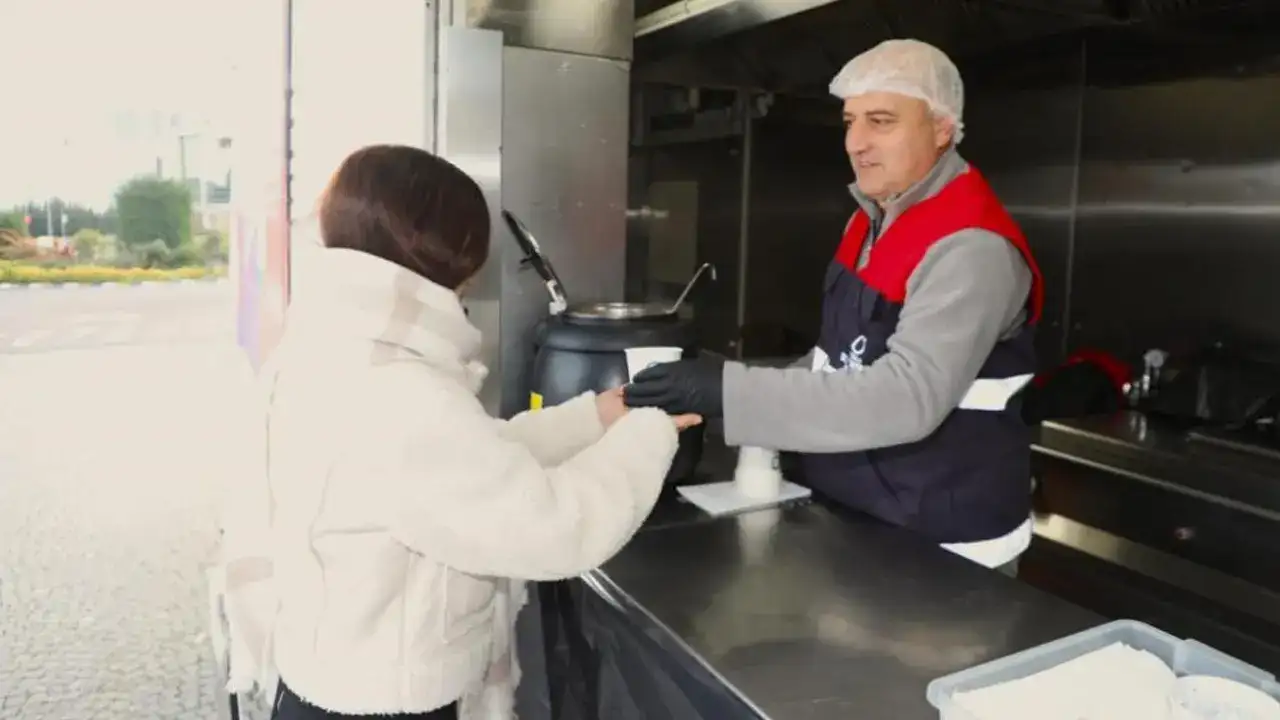 orduda-universite-ogrencilerine-sicak-corba-ikraminda-bulunuldu