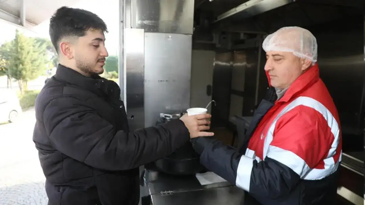 orduda-universite-ogrencilerine-sicak-corba-ikraminda-bulunuldu