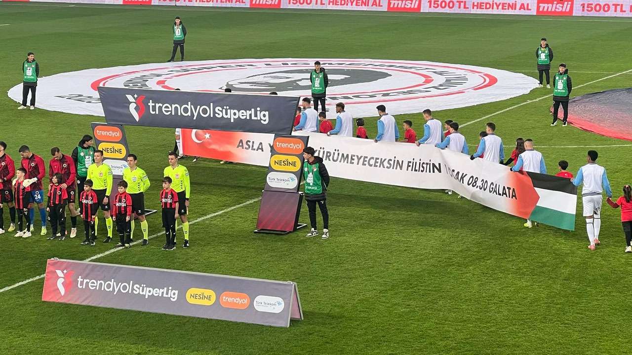 trabzonspordan-filistine-guclu-mesaj-asla-yalniz-yurumeyeceksin-filistin