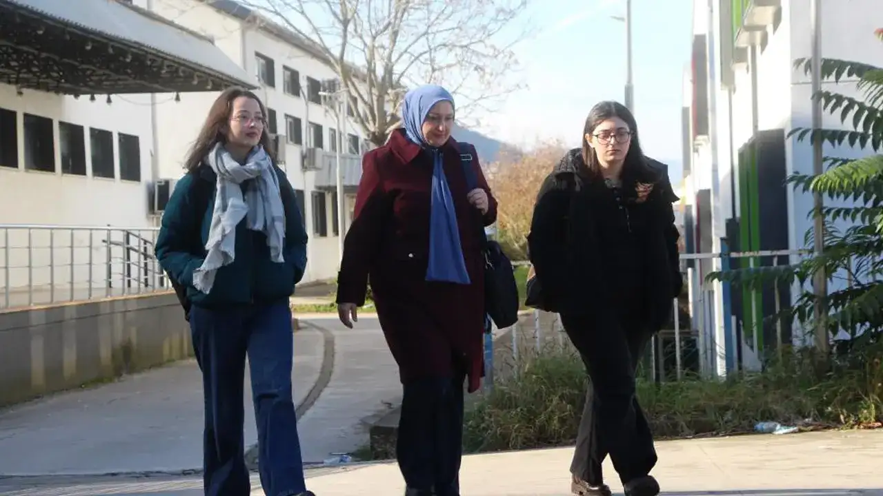 trabzonlu-anne-azmi-ile-hayran-birakti-45-yasinda-universiteli-oldu