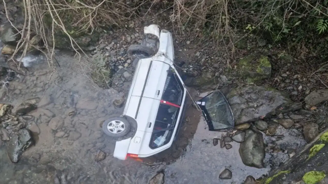 trabzonda-kontrolden-cikan-arac-dereye-yuvarlandi