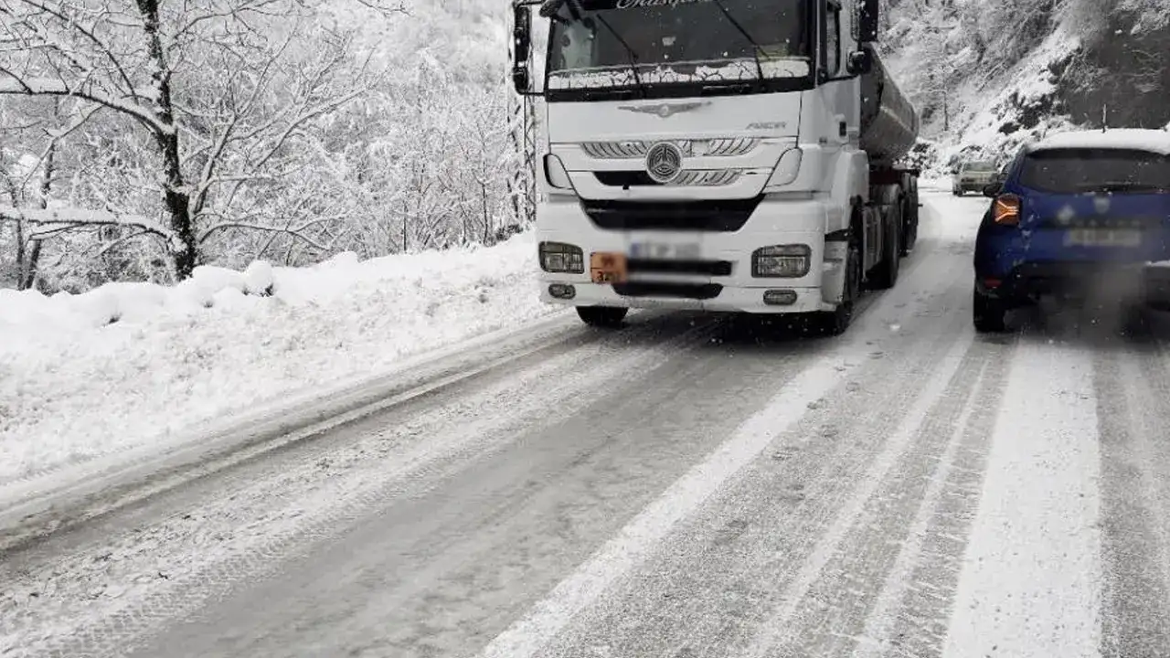artvinde-kar-sonrasi-kazalar-pes-pese-geldi