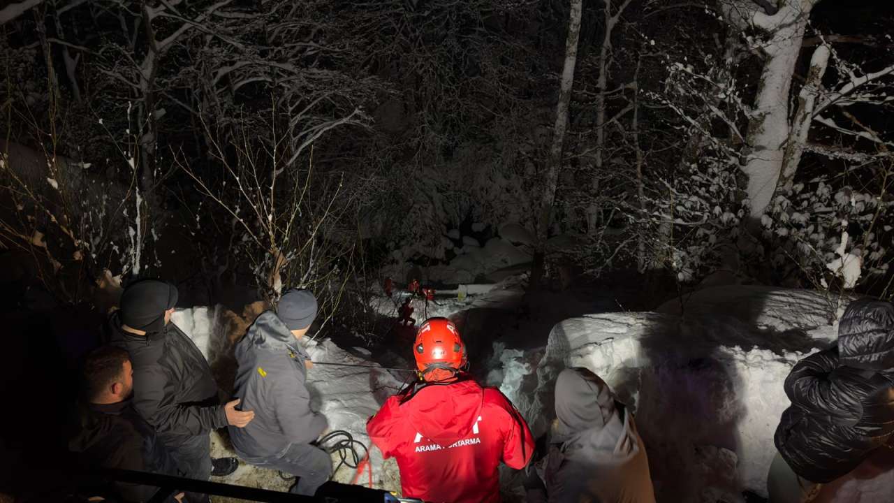 aa-20251230-40117820-40117818-rizede-ucuruma-yuvarlanan-cipteki-2-kisi-hayatini-kaybetti