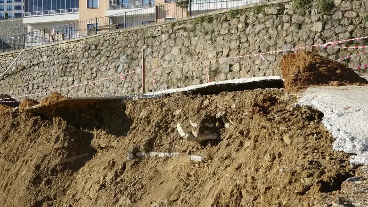 trabzonda-kacak-hafriyat-sahasinda-heyelan-alarmi